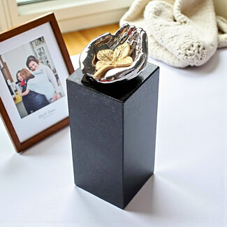 Corry Ammerlaan Handen vol geluk - Herinneringssculptuur verzilverd met verguld klavertje