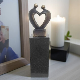Corry Ammerlaan Herinneringssculptuur Hart voor Elkaar met ruimte voor haarlok of ring