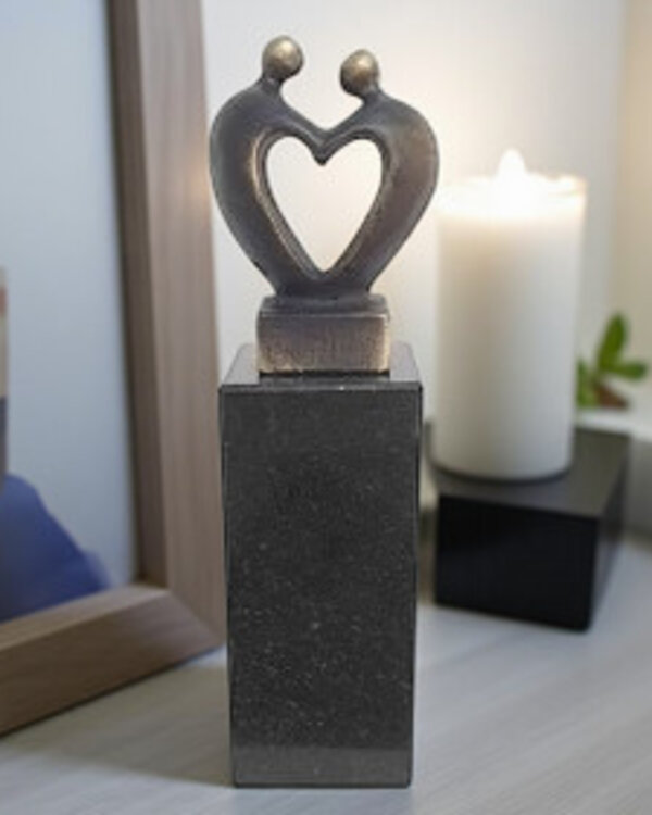 Corry Ammerlaan Herinneringssculptuur Hart voor Elkaar met ruimte voor haarlok of ring