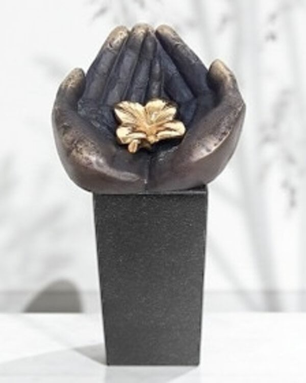 Corry Ammerlaan Beeld Handen vol geluk herinneringssculptuur Brons