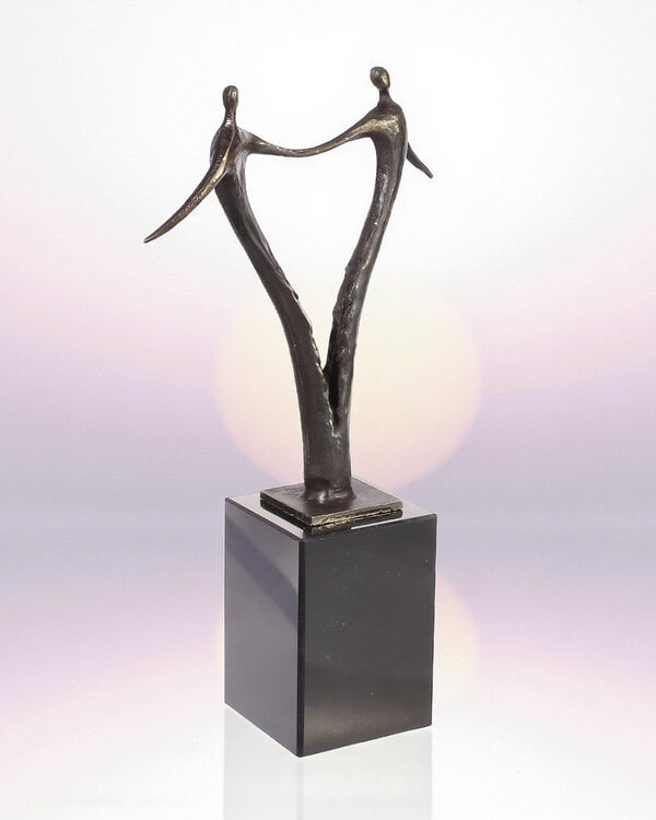 Bronzen beeld 'Liefde voor elkaar'  (in de vorm van een hart)