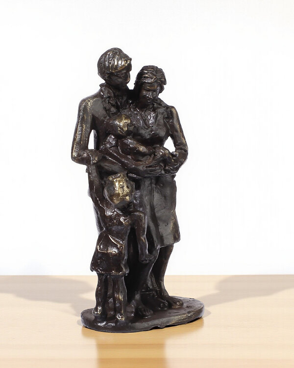 Ger van Tankeren Bronzen beeld Gezin met dochter en baby
