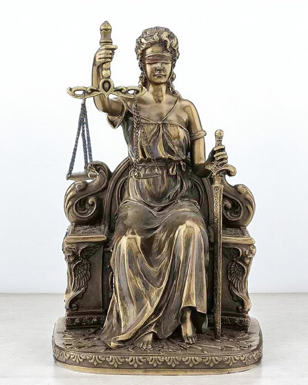 Vrouwe Justitia zittend - krachtig symbool van recht en gerechtigheid
