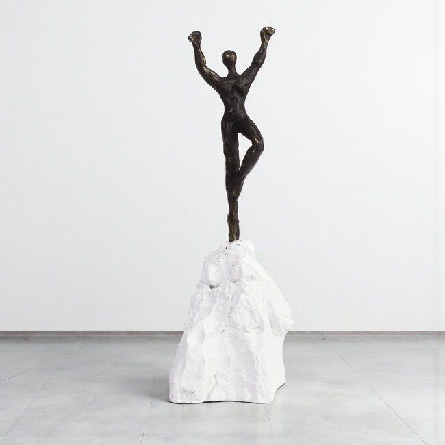 Ger van Tankeren Champion beeldje op kunsthars sokkel in vorm van een rots.