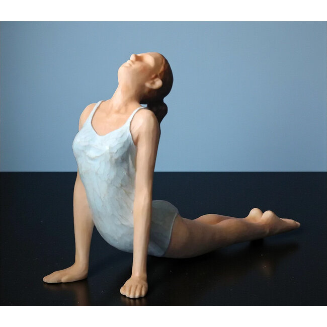 Beeld yoga in cobra pose in kleur