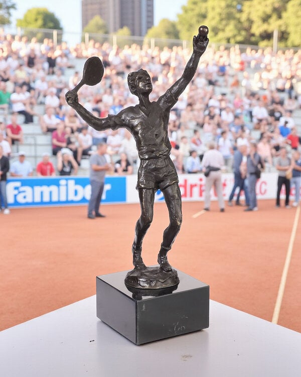 Ger van Tankeren Bronzen beeld Tennisser