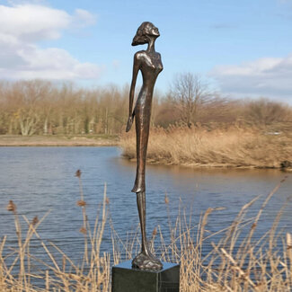 Corry Ammerlaan Bronzen beeld de Trotse Vrouw