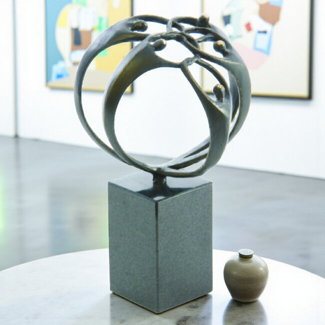 Corry Ammerlaan Bronzen Beeld Samen de handen ineen