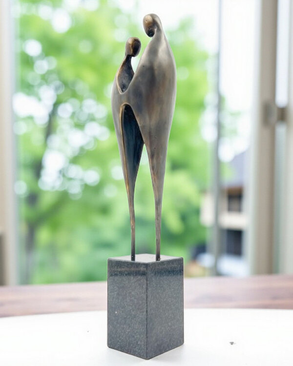 Corry Ammerlaan Geborgenheid – Bronzen Beeld 30 cm, symbool van warmte en vertrouwen
