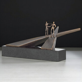 Corry Ammerlaan Op scheiding van wegen sculptuur (geheel brons)