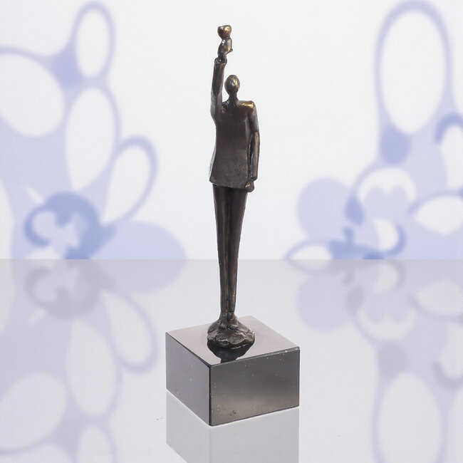 Ger van Tankeren Beeld verbronsd "Een mooie gelegenheid' - Proostend gebaar