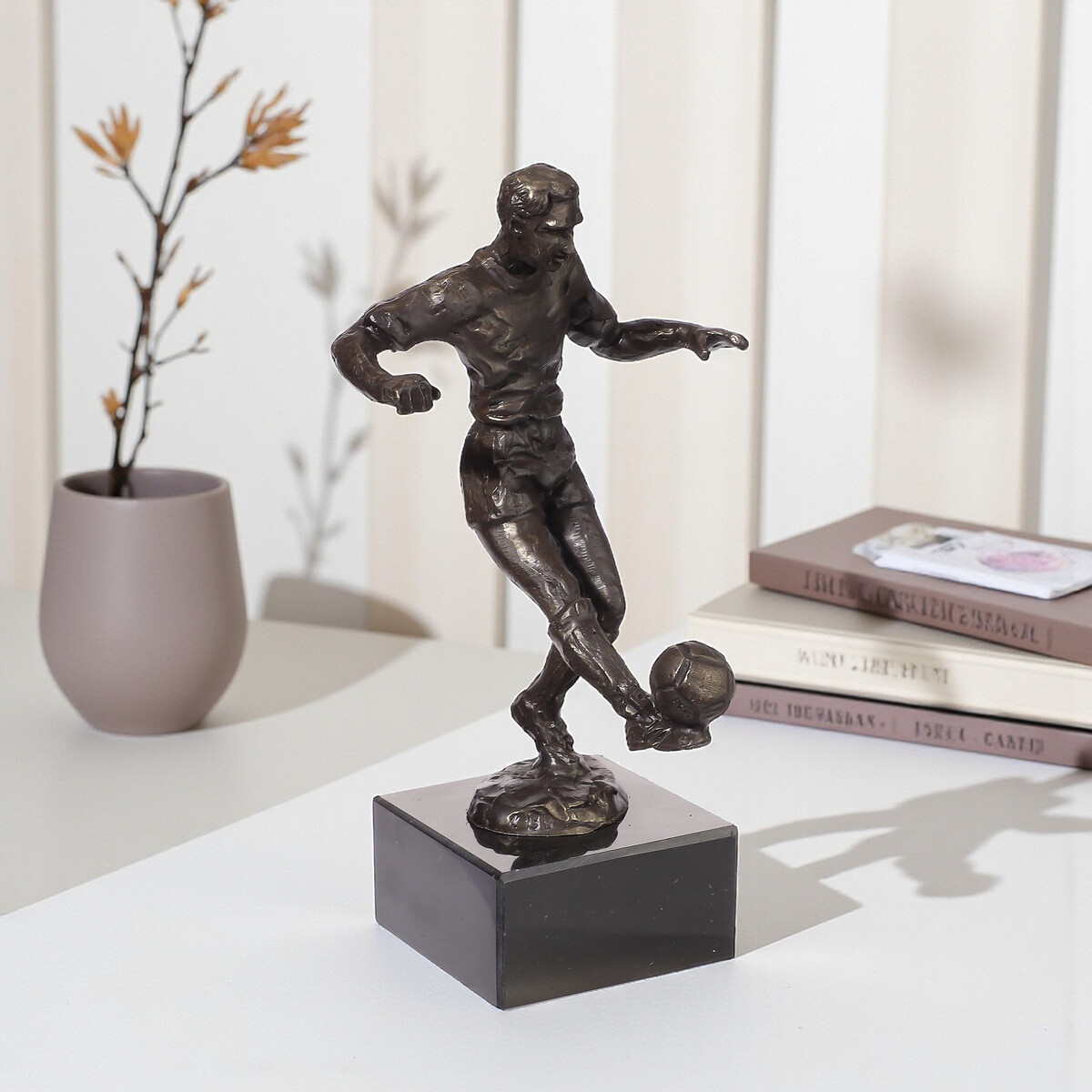 Ger van Tankeren Voetbal beeld verbronsd op sokkel