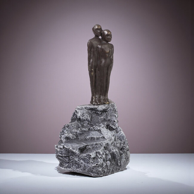 Samen naar de toekomst kijken. Sculptuur op kunsthars sokkel.