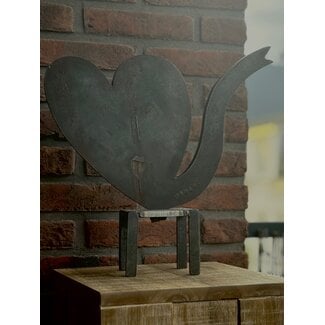 Klaas Gubbels Stalen sculptuur Hart op tafel van Klaas Gubbels