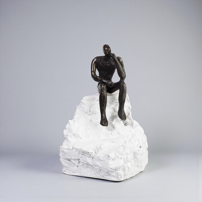 Ger van Tankeren Bezinning. Verbronsd beeldje op kunsthars sculptuur.