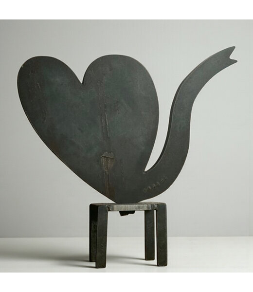 Klaas Gubbels Stalen sculptuur Hart op tafel van Klaas Gubbels