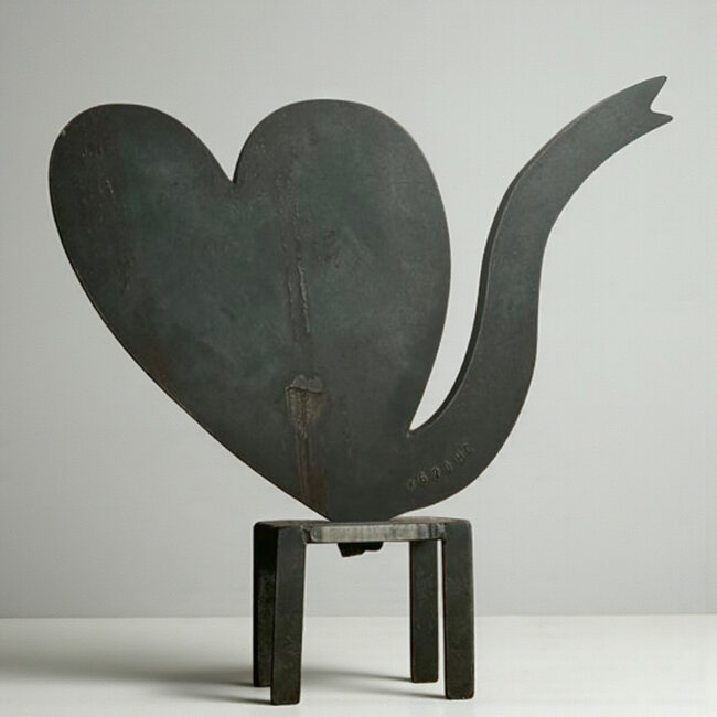 Klaas Gubbels Klaas Gubbels stalen sculptuur Hart op tafel (incl. bezorging)