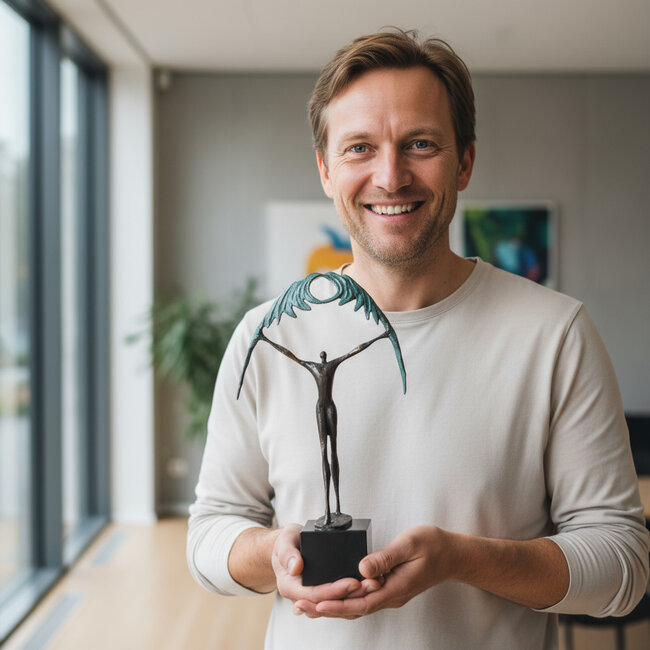 Ger van Tankeren Ouverture – Bronzen sculptuur van overwinning en nieuw begin