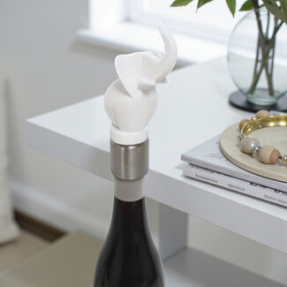 Corry Ammerlaan Happy trunk Olifant als wijnstop & wijn Corte Ibla Rosso