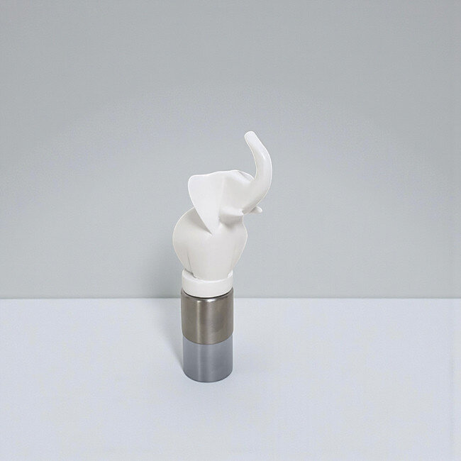 Corry Ammerlaan Happy trunk Olifant als wijnstop & wijn Corte Ibla Rosso