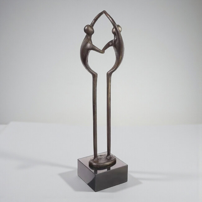 Ger van Tankeren Verbronsd beeld elkaar vasthouden - Holding