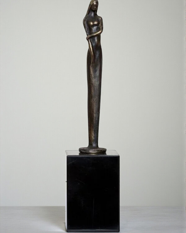Bronzen beeld Ingetogen vrouw