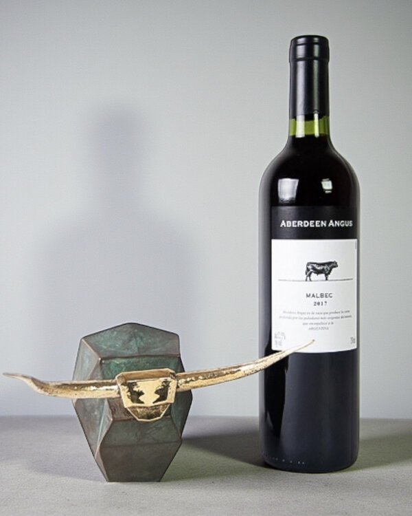 Corry Ammerlaan Bronzen Stier Fuerza kurkentrekker en wijn – Luxe geschenk en eyecatcher