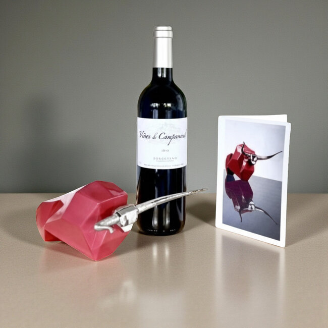 Corry Ammerlaan Fuerza – Stier kurkentrekker rood resin verzilverd met wijn