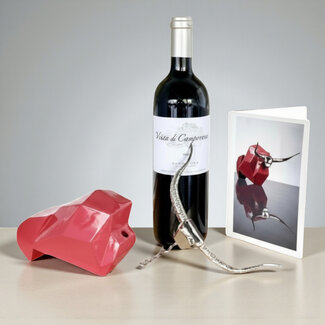 Corry Ammerlaan Fuerza – Stier kurkentrekker rood resin verzilverd met wijn