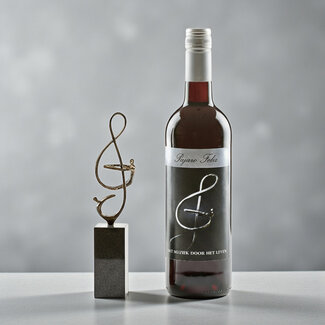 Corry Ammerlaan ‘Er zit muziek in’ bronzen beeldje met Fair Trade wijn - beeld ook los verkrijgbaar