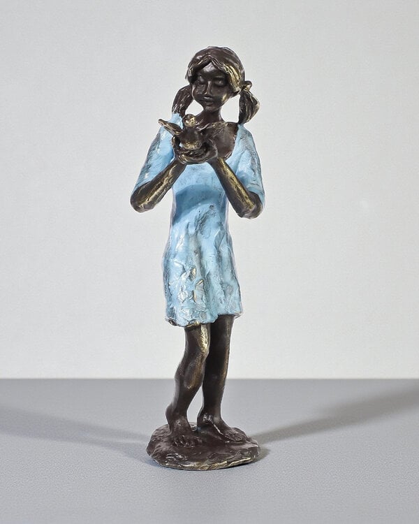 Ger van Tankeren Vrijheidsbeeldje meisje met vredesduif – bronzen sculptuur 19 cm
