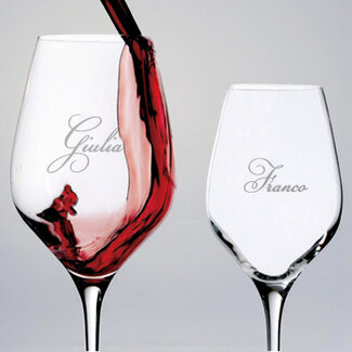 2 wijnglazen met voornaam gravering – Inclusief cadeaudoos