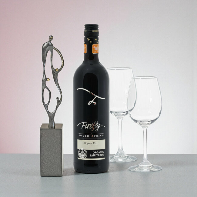 Corry Ammerlaan Sculptuur 'Toekomst door Samenwerken' met wijn en 2 glazen in houten geschenkkist