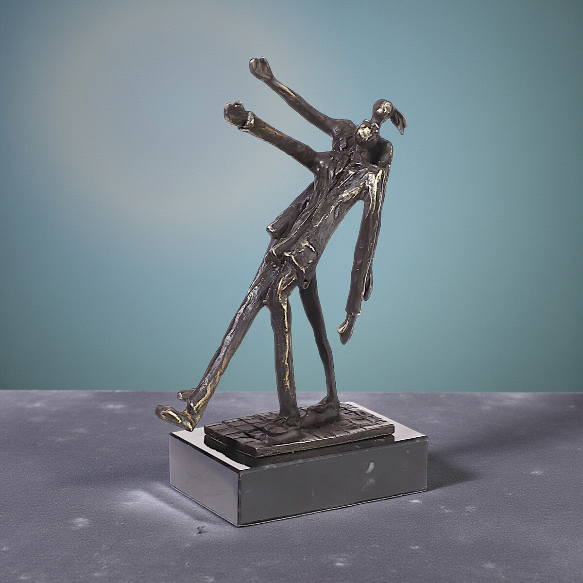 Ger van Tankeren Samen een Stap Vooruit – Verbronsd Kunstwerk 14 cm, Symbool van Samenwerking en Groei