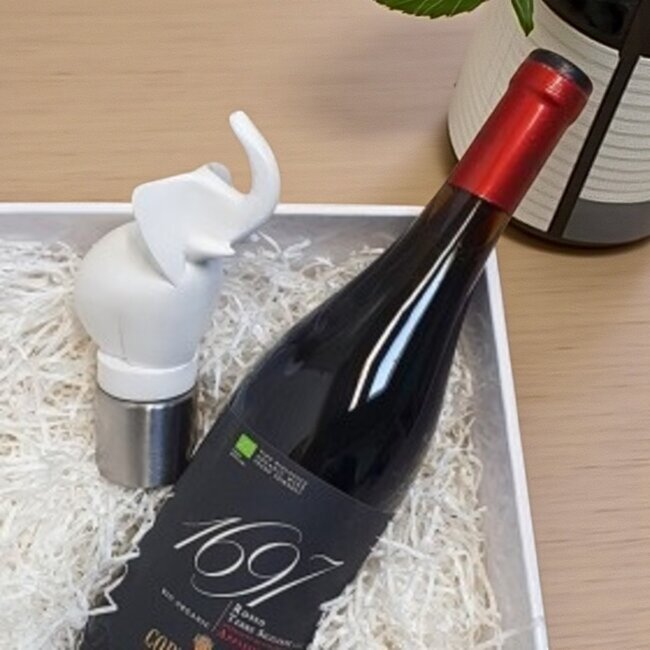 Corry Ammerlaan Ilja Gort wijnpakket met wijnstop en fles rode wijn