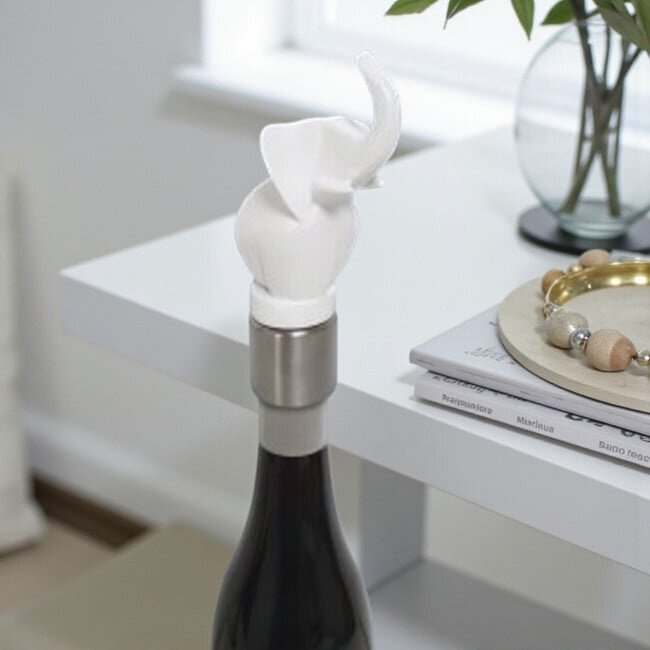 Corry Ammerlaan Ilja Gort wijnpakket met wijnstop en fles rode wijn