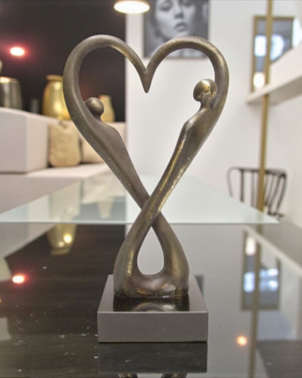 Bronzen liefdes beeld 'With Love'