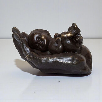 Ger van Tankeren Sculptuur Baby liefdevol liggend in een hand