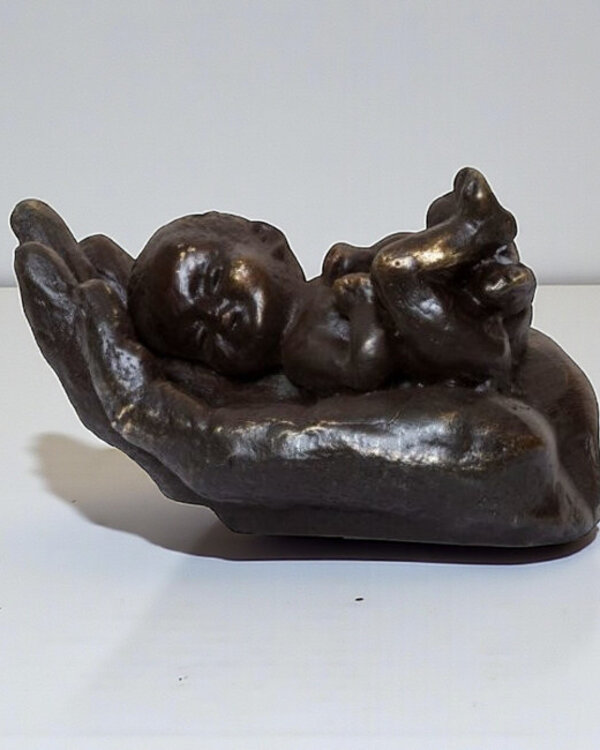 Ger van Tankeren Sculptuur Baby liefdevol liggend in een hand