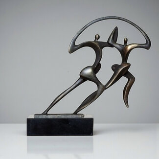 Krachtig bronzen beeld 'Samen vooruit'