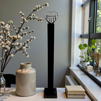 Ger van Tankeren Beeld Om elkaar geven  op kunsthars sokkel