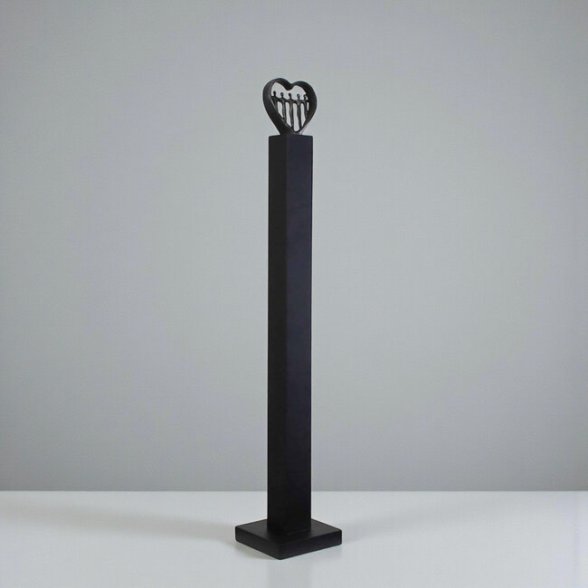 Ger van Tankeren Om elkaar geven op kunsthars sokkel