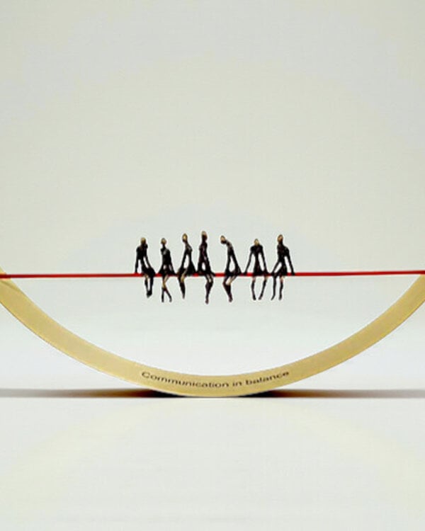Corry Ammerlaan Beautiful people in communication - sculptuur 7 personen