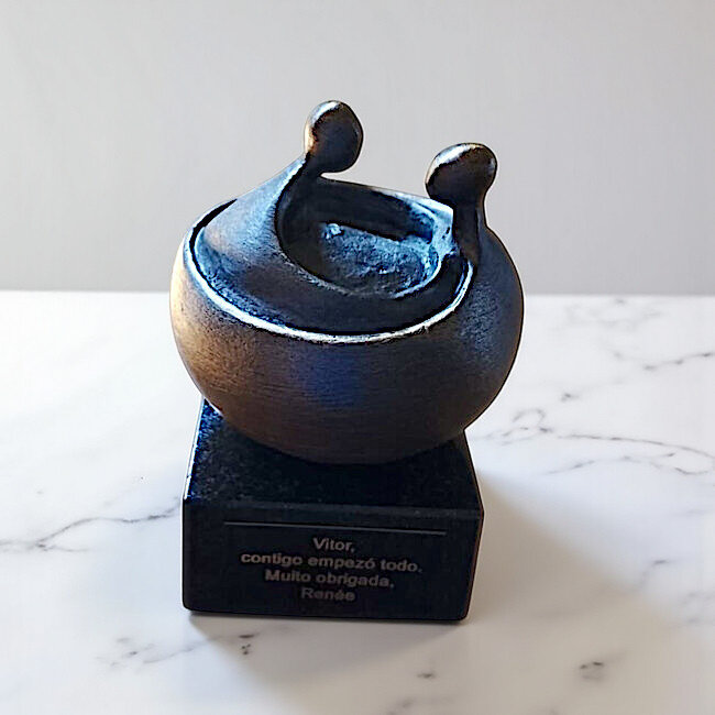 Corry Ammerlaan Verbronsd beeldje Take care - Zorg voor elkaar