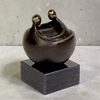 Corry Ammerlaan Beeldje Take care - Zorg voor elkaar