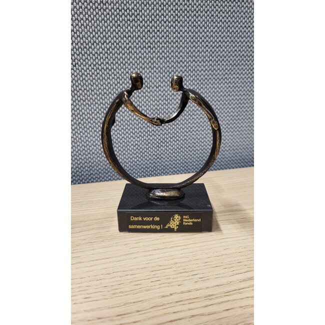 Mark Brouwers Verbronsd beeldje elkaar bedanken