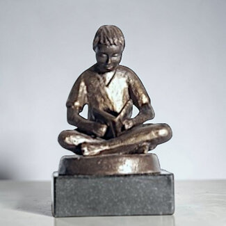 Corry Ammerlaan Beeld lezend jongetje