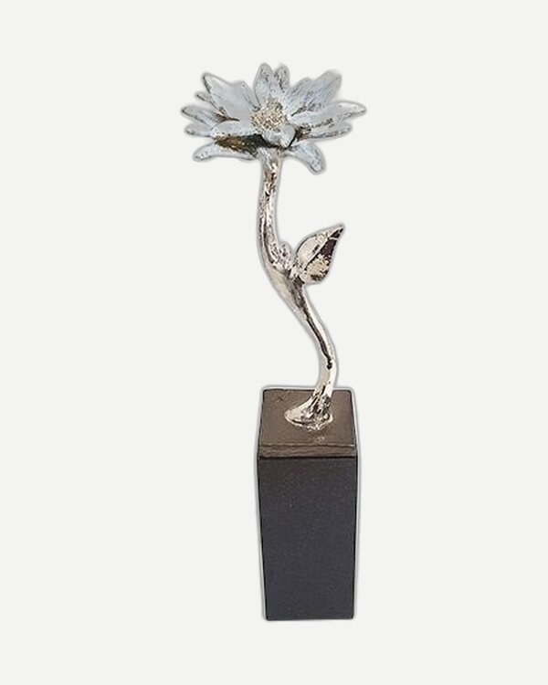 Corry Ammerlaan Zeg het met een Bloem Sculptuur – Verzilverd Tin Beeldje (15 cm)