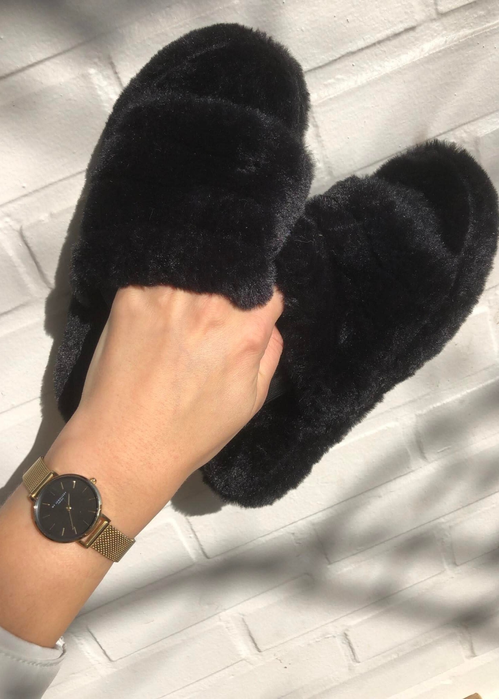 Fur slippers black