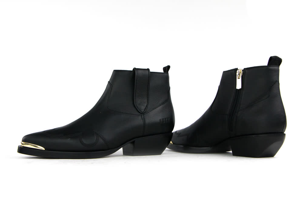 Nubikk Holly Santos gold om te zoenen